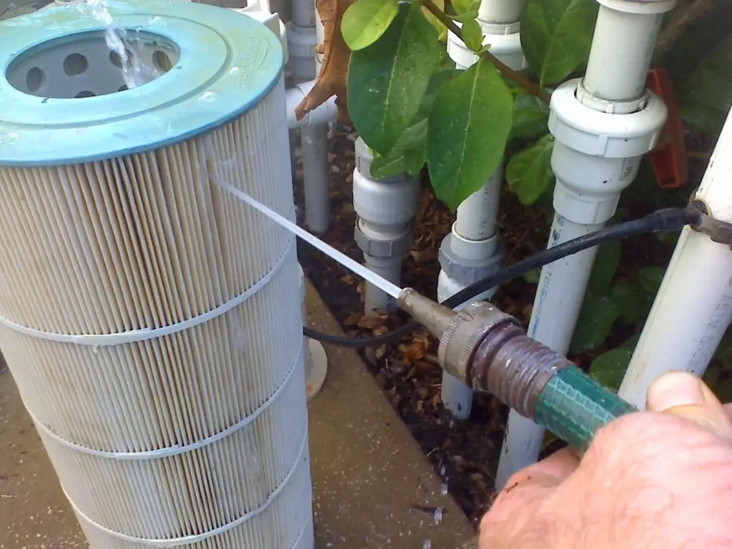 Cleaning a DE pool filter